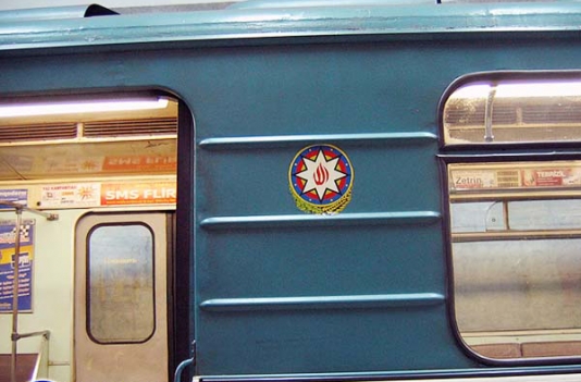 Metroda intihara cəhd; 65 yaşlı kişi özünü qatarın altına atdı