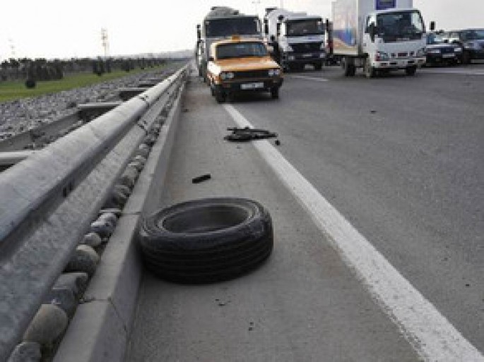 Yük maşını avtomobilə çırpıldı: 2 yaralı - Salyanda