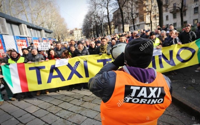 Minlərlə taksi sürücüsü hökuməti boykot edir