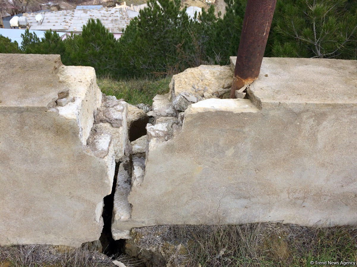 Teleqüllənin yaxınlığında çatlar böyüdü: eni 1, dərinliyi 6-7 metrə çatdı - FOTO