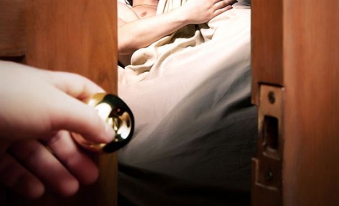 Bakıda ana və qızı intim görüntülərə belə tamaşa etdi: “Ay qız, ürəyim əsir” – VİDEO (+18)