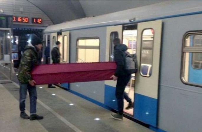 Bu gənclər metroya tabutla mindilər - VİDEO
