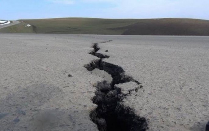 Cəlilabad-Yardımlı yolunda iri çatlar yaranıb - FOTO