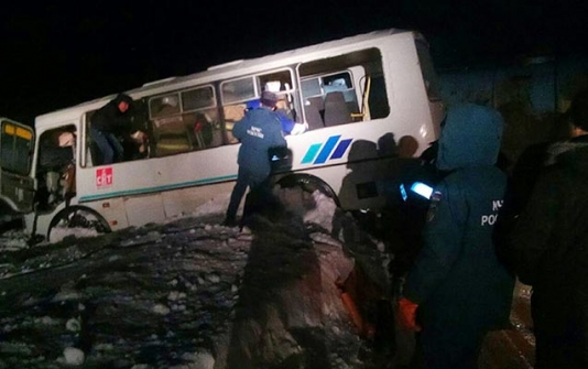 Neftçiləri daşıyan avtobus qəzaya düşdü: 3 ölü, 10 yaralı- FOTO