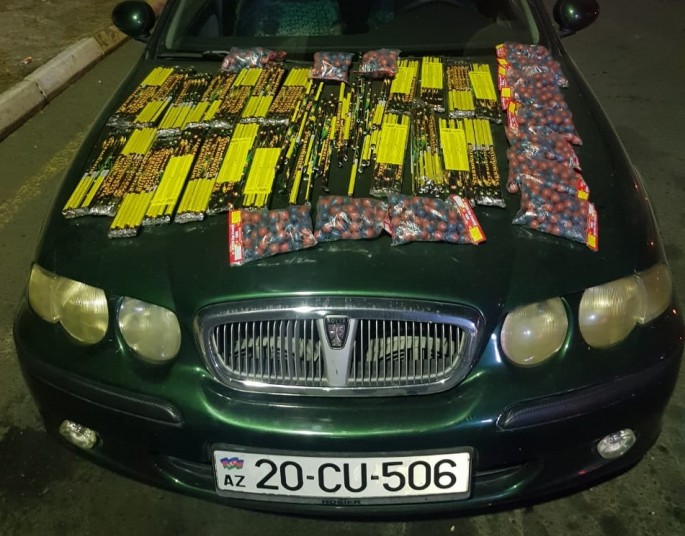 Yük yerində pirotexniki vasitələri gizlədərək keçirmək istədi