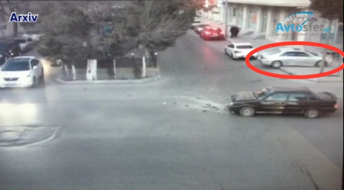 Bakıda qəzaya düşən avtomobil səkiyə çıxdı - VİDEO