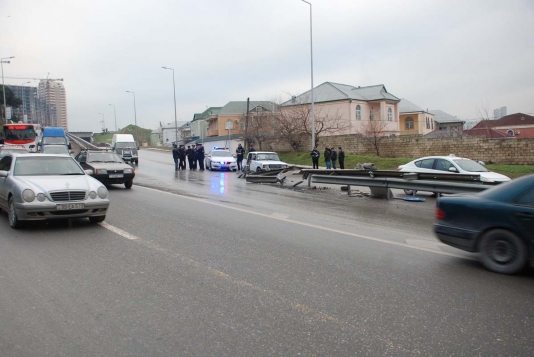 Avtomobil qəzası zamanı yol təsərrüfatına ziyan dəyib - FOTO