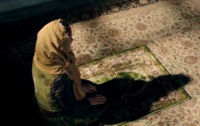 Arvadını namaz qıldığı yerdə 21 dəfə bıçaqladı - VİDEO