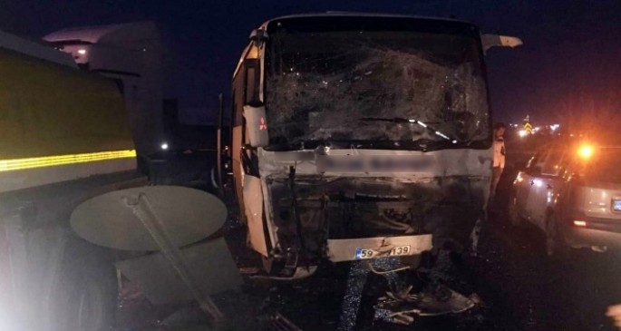 3 maşının iştirakı ilə zəncirləmə yol qəzası: 15 yaralı - FOTO