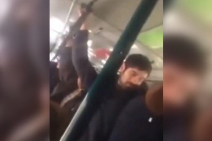 Bakıda avtobusda yer üstündə dava: yaşlı qadın gənc qızı söydü - VİDEO