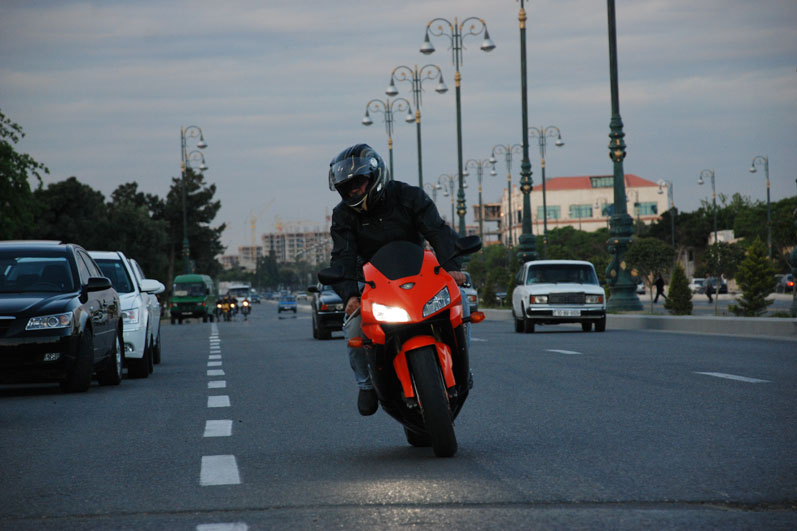 Bu da Bakının avtoş motosikletçisi – VİDEO