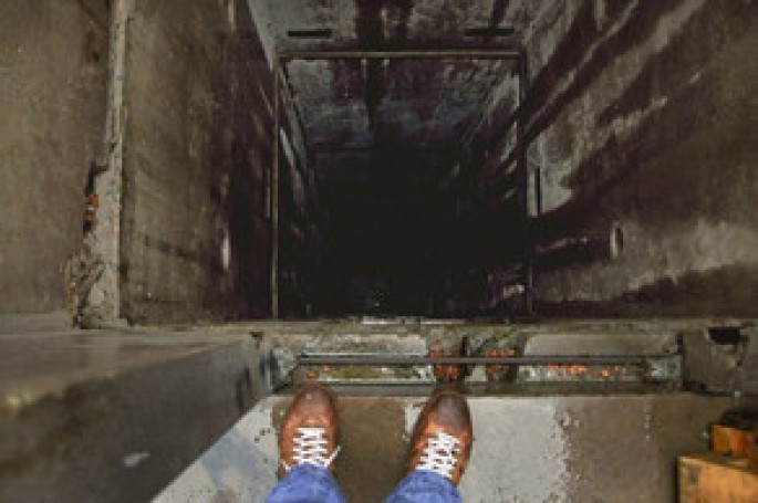 Lift şaxtaya düşdü: 4 nəfər ağır xəsarət alıb - Bakıda