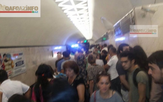 Metroda dəhşətli hadisə - Sınan şüşə sərnişinin başına düşdü