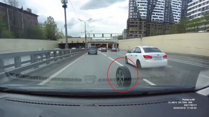 Avtomobildən çıxan təkərin “ŞOU”su – FOTO + VİDEO