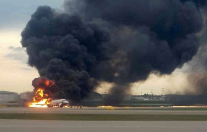 SON DƏQİQƏ: Məşhurların olduğu təyyarə qəzaya uğradı - Çox sayda ölü var