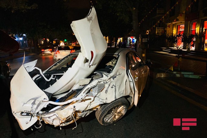 Bakıda yol hərəkəti qaydasını pozan sürücü qəza törədib - FOTO