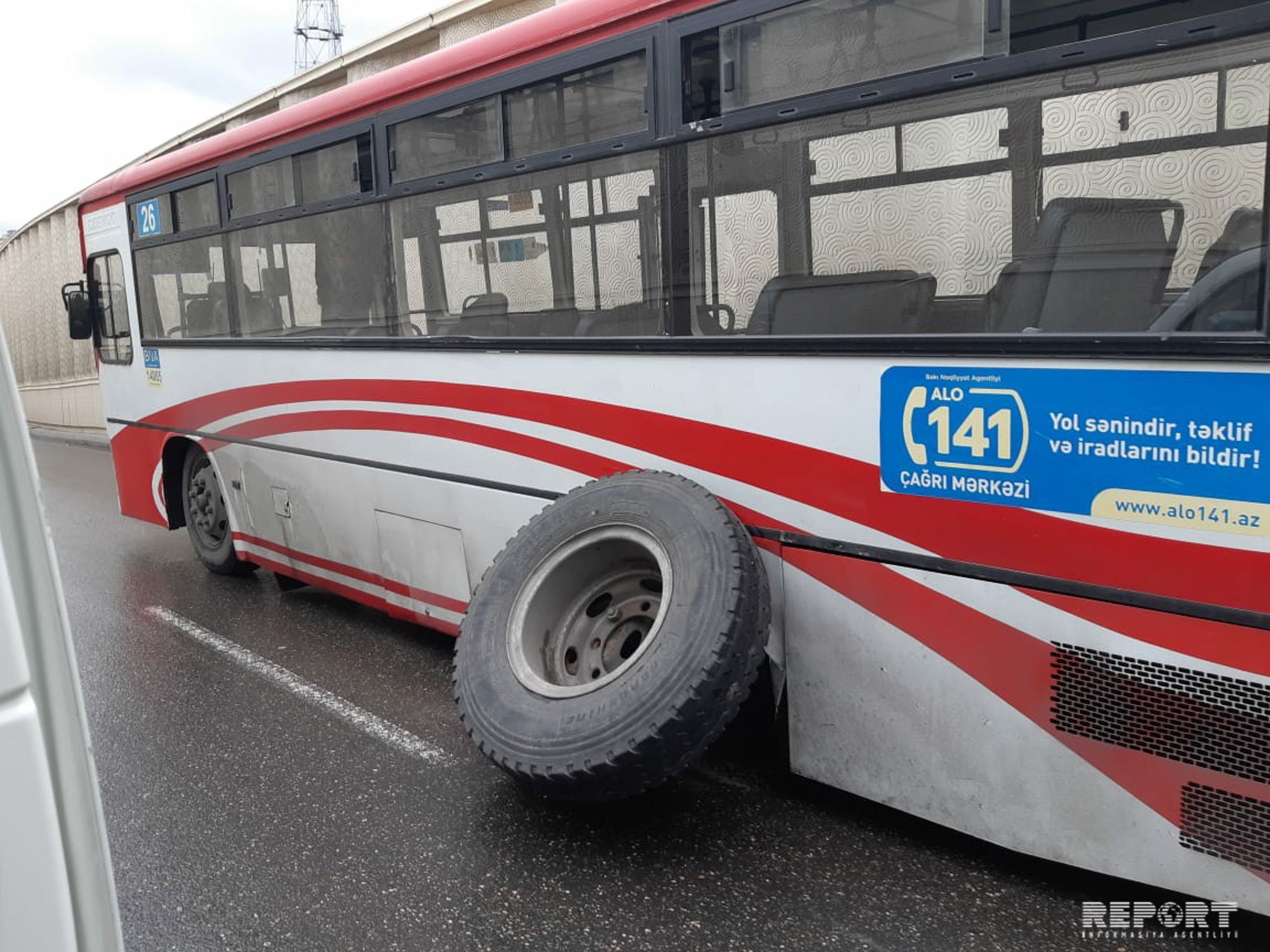 Bakıda tuneldə sərnişin avtobusu qəzaya uğrayıb - FOTO