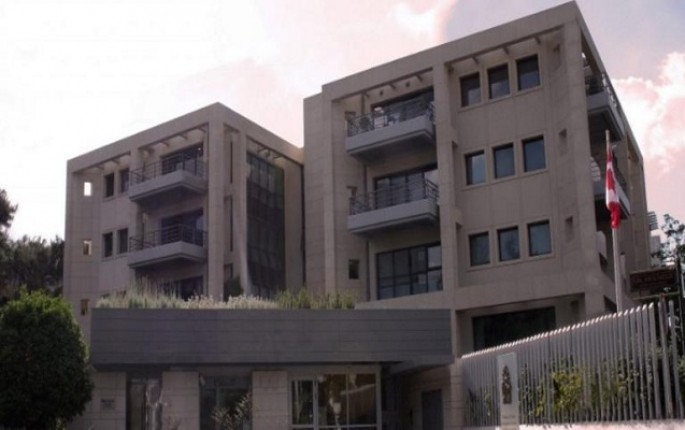 Maskalı şəxslər səfirliyə hücum etdi