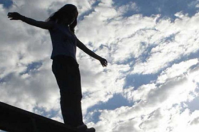 Sevgilisi ilə dalaşan qadın özünü binadan atıb - Bakıda