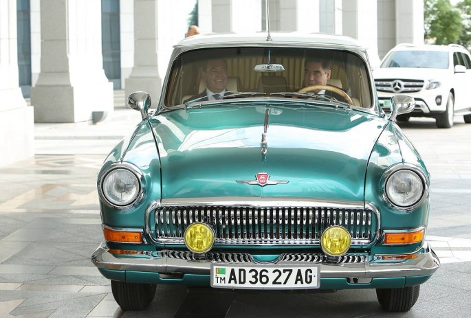 Prezident baş naziri oteldən götürmək üçün “QAZ-21”lə gedib - FOTO