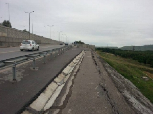 Dairəvi yolun kənarında çökmə baş verib - Bakıda