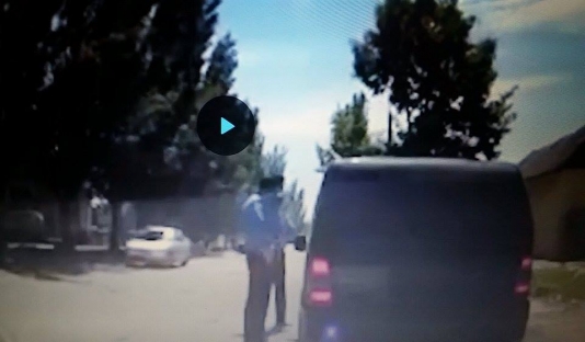 Deputat yol polisini diz çökdürdü – VİDEO