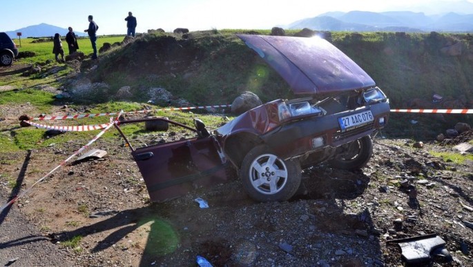 İki avtomobil toqquşdu: biri iki hissəyə ayrılıb - FOTO