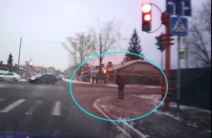 “Ford” səkidə öpüşən sevgililəri vurdu: ikisi də havada “uçdu” - VİDEO