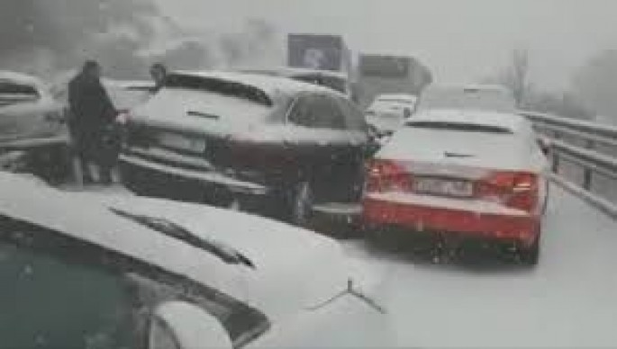 50 avtomobil bir-birinə çırpıldı: 1-i ağır, 35 yaralı - VİDEO