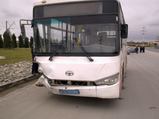 Bakıda avtobus qucağında uşaq olan qadını vurdu