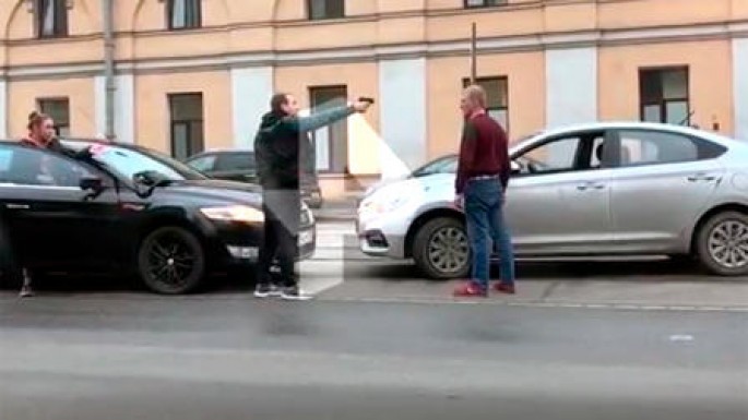Sürücü əlindəki tapançanı həmkarına tuşladı - VİDEO