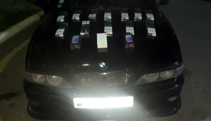 "BMW”dən siqaret və telefon aksesuarları aşkarlanıb