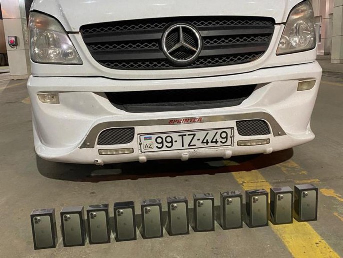 "Mercedes”dən qanunsuz mobil telefonlar aşkarlanıb - FOTO