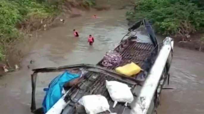 Видео падения автобуса в реку