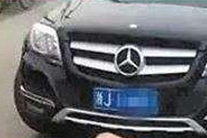 Soyunub maşınların altına uzanır