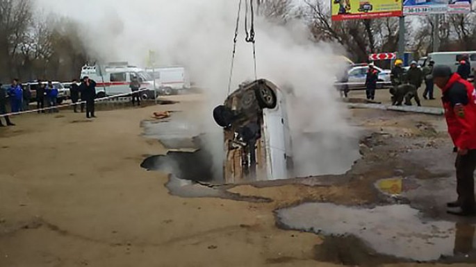 Avtomobil şəhərin ortasında qaynar suya batdı: Ölənlər var  - VİDEO