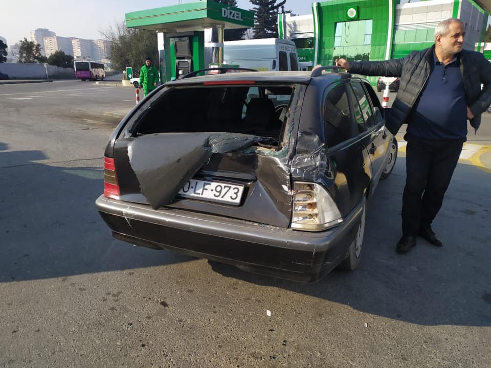 "Mercedes" qəfil tormoz verdi; iki avtobus toqquşdu - 9 yaralı var - FOTO