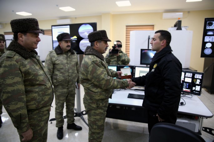 Nazir cəbhədə zirehli texnikaların döyüş qabiliyyətini yoxlayıb - FOTO
