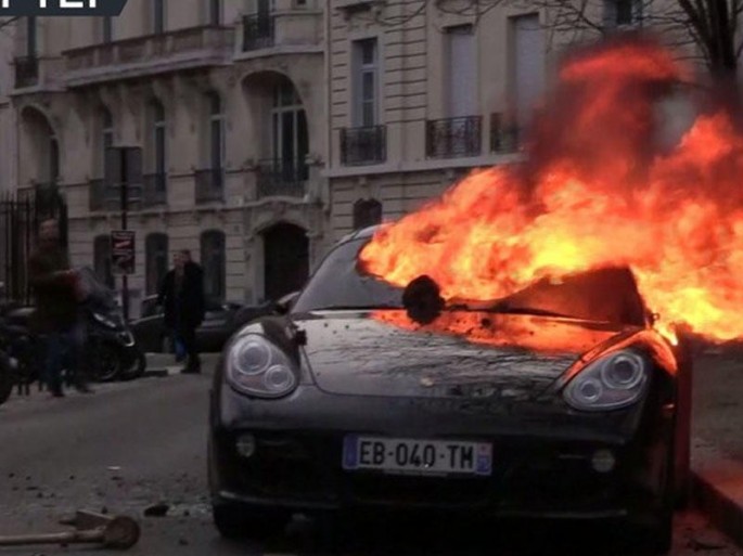 Dəhşətli görüntülər: Etirazçılar "Porsche"ni yandırdılar - VİDEO