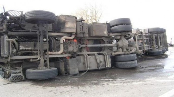 Təkəri partlayan yük maşını yoldan çıxaraq evə çırpıldı - YARALILAR VAR