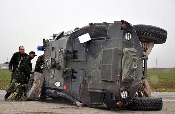 Əsgərlərin olduğu zirehli maşın aşdı: 13 nəfər xəsarət alıb - FOTO