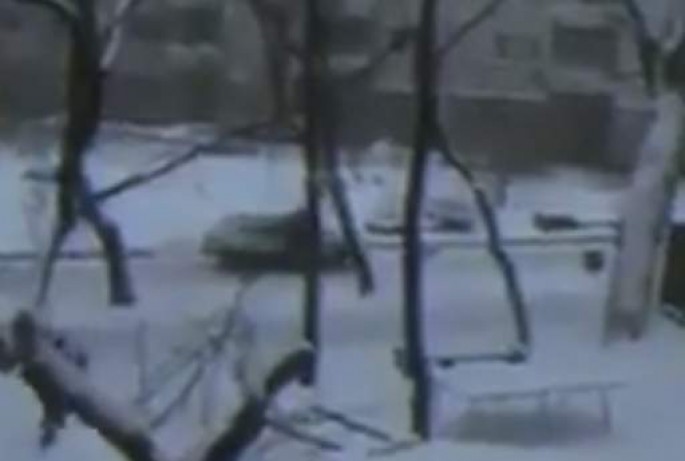 Hadisə yerinə gətirilən cinayətkar avtomobilə minərək qaçıb - VİDEO