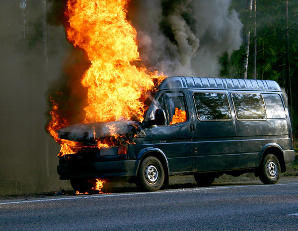 Azərbaycanda sərnişin dolu mikroavtobus yandı: 10 yaralı - FOTO