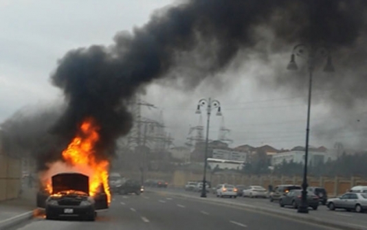 Bakıda “Mercedes” yandı