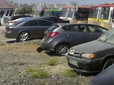 Cəriməsi olanlar oxusun; Yol polisi maşınları cərimə meydançasına yığır