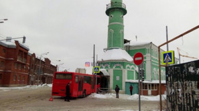 Kazanda avtobus məscidə girdi - FOTO