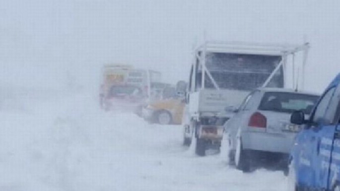Güclü qar Yaponiyanı “dondurdu”: 100-dən çox təyyarə reysi ləğv edildi