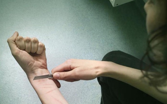 Qubada gənc qız damarlarını kəsərək intihara cəhd edib