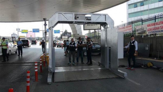Hava limanında suriyalı: "Üstümdə bomba var"