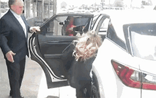 Maşına minərkən ayağı burxulub yıxıldı - FOTO